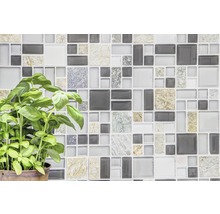 Mosaikfliesenwand mit Basilikumpflanze