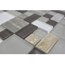 Nahaufnahme von Mosaikfliesen aus Glas und Stein