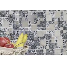 Wandfliesen mit unterschiedlichen Mustern als Hintergrund für einen Obstkorb