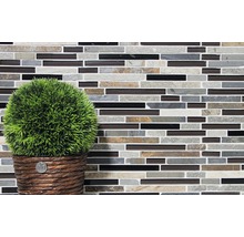 Mosaikfliese mit Pflanzenarrangement im Topf