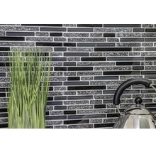 Wandgestaltung mit Mosaikfliesen und Dekorationselementen in einer Küche