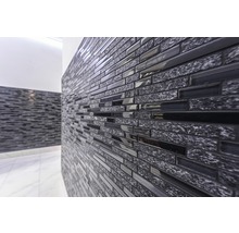 Wandgestaltung mit Mosaikfliesen in einem Innenraum.