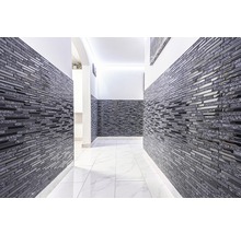 Flur mit Wandfliesen und Bodenfliesen