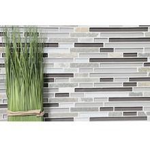 Mosaikfliese mit Glas- und Steinoptik und Dekoration