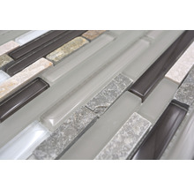 Nahaufnahme von Mosaikfliesen aus Glas und Stein