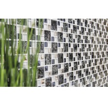 Mosaikfliesenwand mit quadratischen und rechteckigen Glas- und Keramikelementen