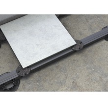 Terrassenplatte auf Terrassenlager mit Aluminiumprofil