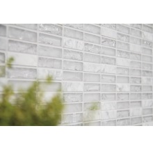 Mosaikfliesenwand mit rechteckigen Elementen aus Glas und Stein