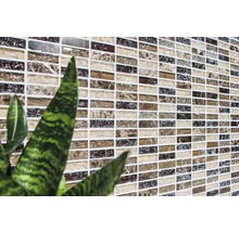 Wandfliesen mit Mosaikmuster und rechteckigen Elementen.