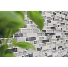 Wandfliesen aus Glasmosaik mit rechteckigen Steinen