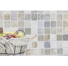 Mosaikfliesenwand mit einem Korb mit Äpfeln und Bananen