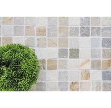 Quadratische Mosaikfliesen mit grüner Dekoration