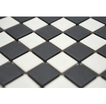 Nahaufnahme von Mosaikfliesen in quadratischer Form