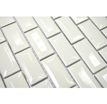 Rechteckige Fliesen im Fischgrätenmuster