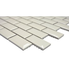 Rechteckige Keramikfliesen im Fischgrätmuster