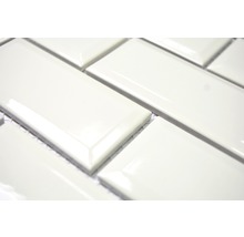 Nahaufnahme von rechteckigen Wandfliesen im Metro-Stil