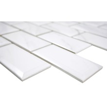 Rechteckige, weiße Fliesen im Verband verlegt.