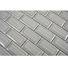 Rechteckige Fliesen in Fischgrätmuster