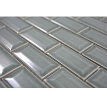 Detailaufnahme rechteckiger Fliesen, die im Fischgrätenmuster verlegt sind