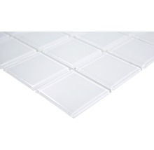 Detailaufnahme von weißen Glasmosaikfliesen