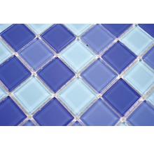 Nahaufnahme von quadratischen Glasmosaikfliesen