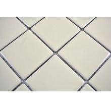 Detailaufnahme von quadratischen Mosaikfliesen