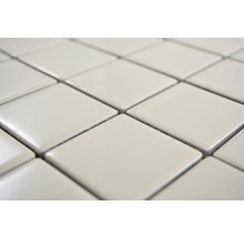 Nahaufnahme von quadratischen Fliesen