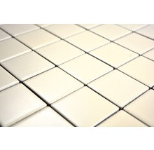 Nahaufnahme von quadratischen Keramikfliesen