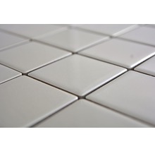 Nahaufnahme von quadratischen, glänzenden Fliesen