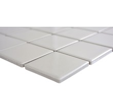 Nahaufnahme von quadratischen, glasierten Fliesen