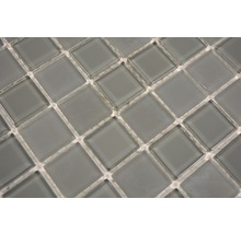 Nahaufnahme von quadratischen Glasmosaikfliesen