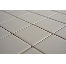 Fliesen aus Keramik im Diamantmuster verlegt