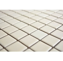 Fliesenmuster mit quadratischen Keramikfliesen