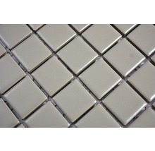 Nahaufnahme von quadratischen Mosaikfliesen