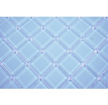 Detailaufnahme einer Glasmosaikfliese mit quadratischen Elementen