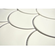 Detailaufnahme von Mosaikfliesen in Fischschuppenform