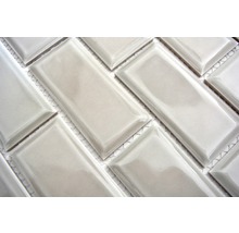 Rechteckige Fliesen im Fischgrätmuster