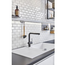 Küchenszene mit Spüle, Armatur und Metrofliesen