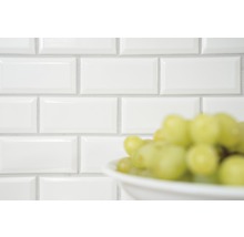 Wandfliesen im Metrofliesen-Design mit Schale Weintrauben