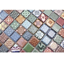 Detailansicht eines Mosaiks aus quadratischen Fliesen mit verschiedenen Mustern