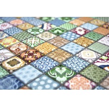 Quadratische Mosaikfliesen mit verschiedenen Mustern