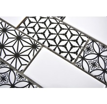 Mosaikfliese mit verschiedenen schwarz-weißen Mustern