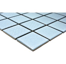 Nahaufnahme von Mosaikfliesen mit verschiedenen Texturen