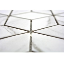 Nahaufnahme von weißen Mosaikfliesen in Rautenform.