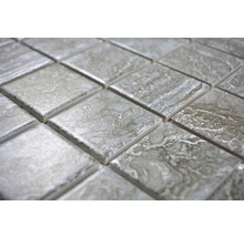 Nahaufnahme von quadratischen Mosaikfliesen mit Marmoroptik