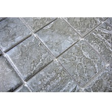 Nahaufnahme von Mosaikfliesen mit Steinoptik