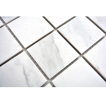 Quadratische Mosaikfliesen aus Marmor