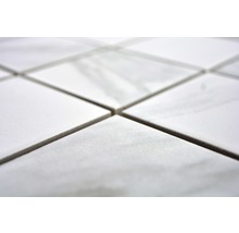 Nahaufnahme von quadratischen, hellen Marmorfliesen mit Fugen