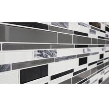 Detailaufnahme einer Mosaikfliese mit rechteckigen Glas- und Marmorstücken