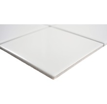 Detailaufnahme einer weißen Keramikfliese